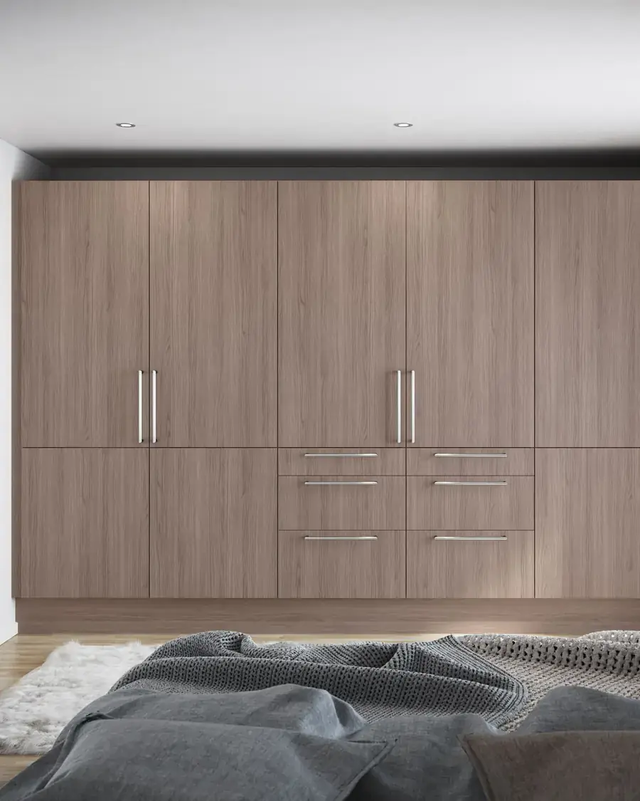 Veggfast garderobe med fronter i eik i soverom
