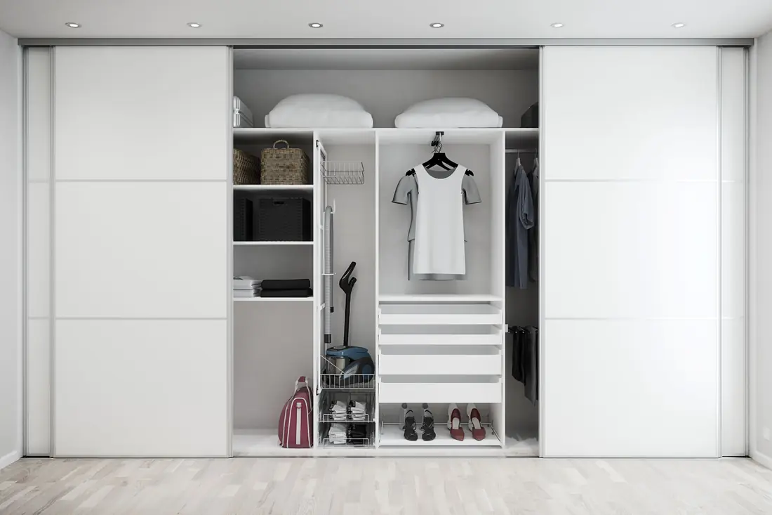 Hvit skyvedørsgarderobe med åpen midtdel, hyller, skuffer og klesstang