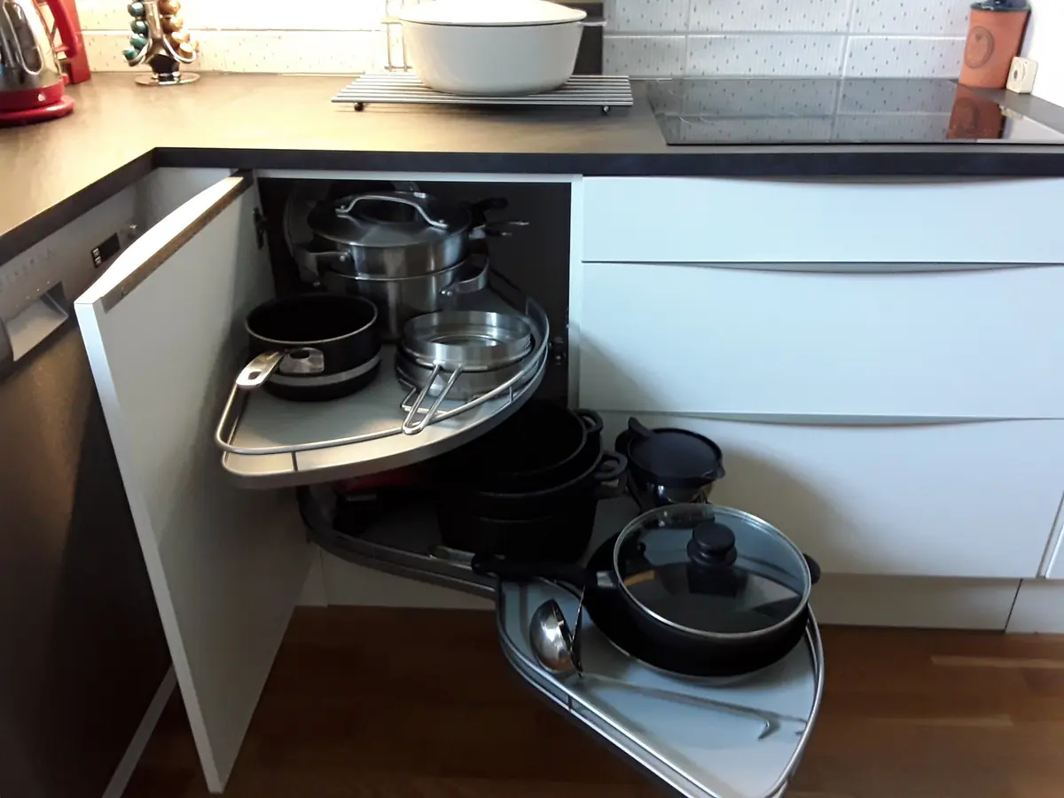 Hjørneskap med uttrekkbare hyller for gryter og kjeler