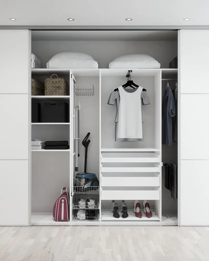 Hvit skyvedørsgarderobe med hyller, skuffer og klesstang