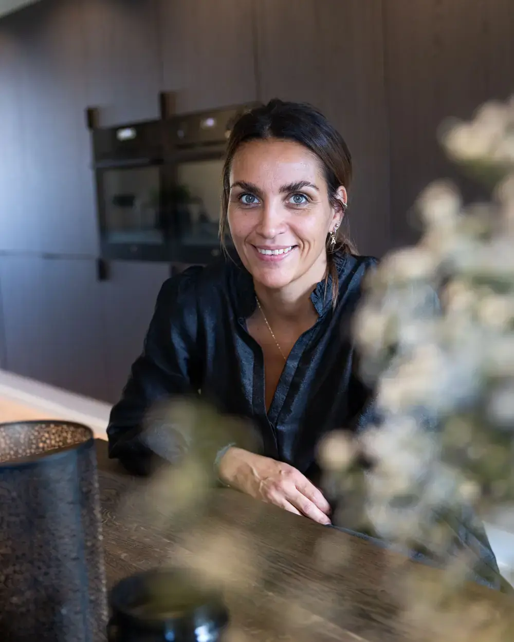 Anita Tonby ved spisebordet i det nye kjøkkenet